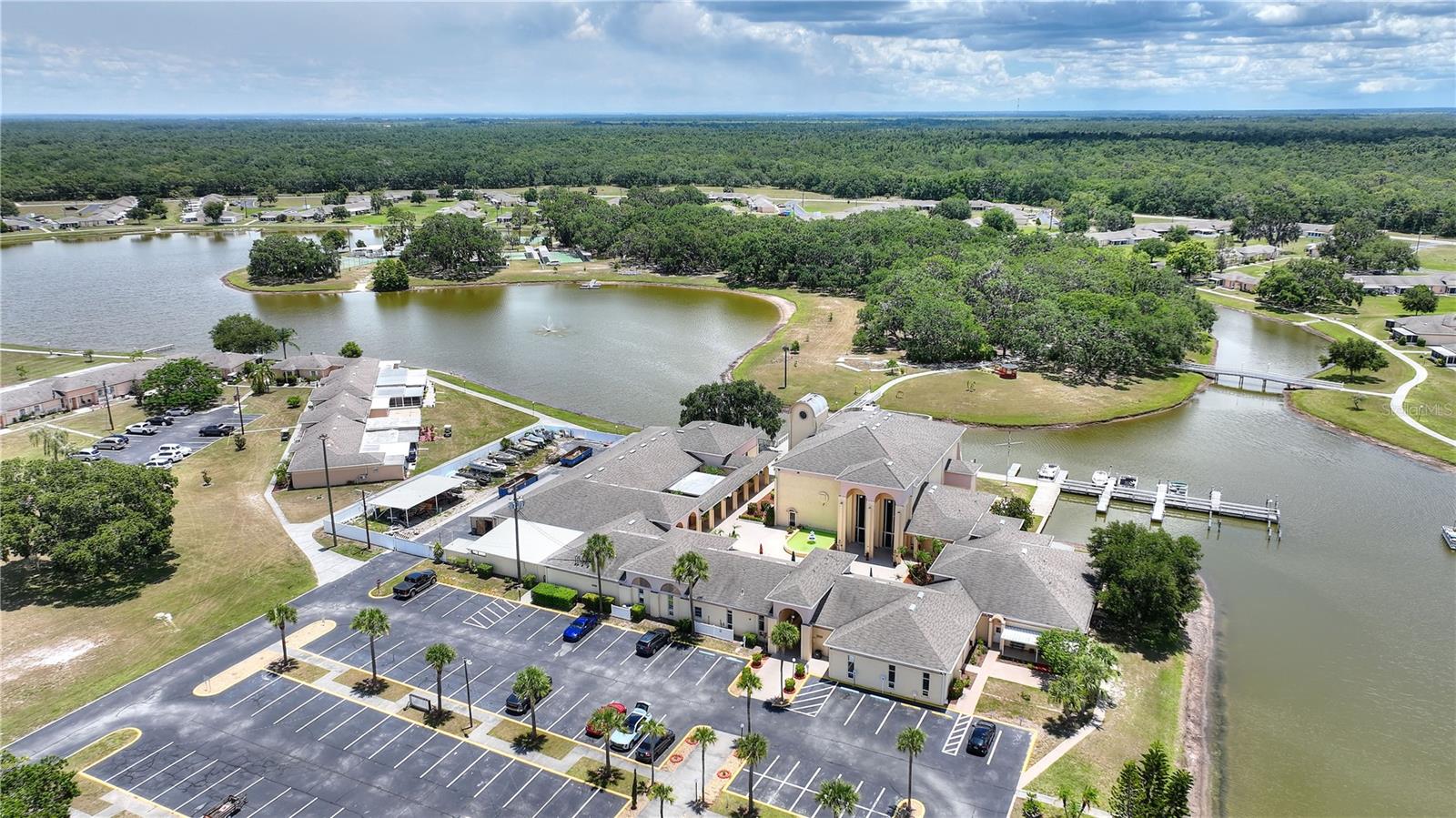 LAKESHORE CLUB - Residential