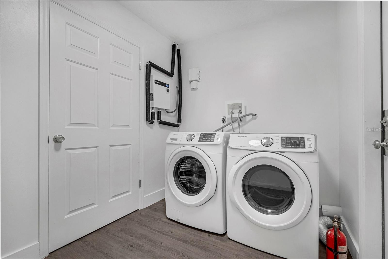 PARK LAKE GROVE CONDO PH B - Residential