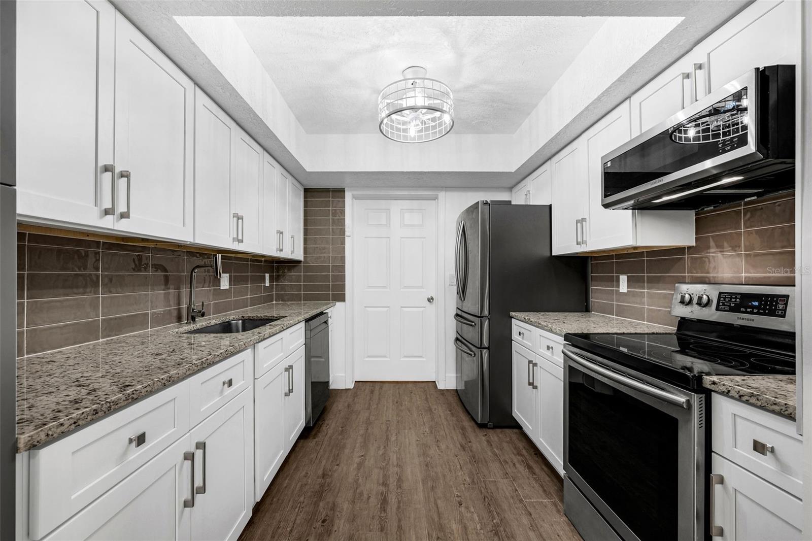 PARK LAKE GROVE CONDO PH B - Residential