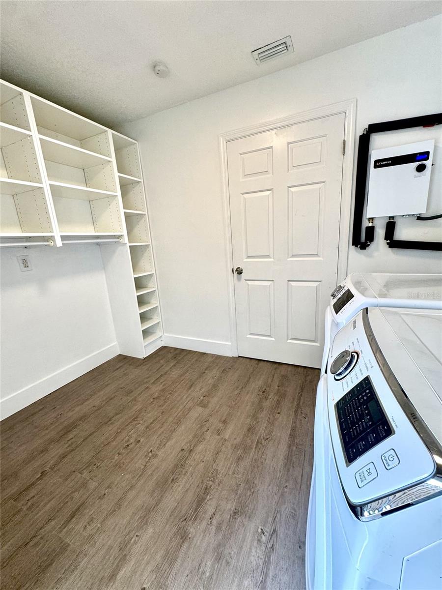 PARK LAKE GROVE CONDO PH B - Residential