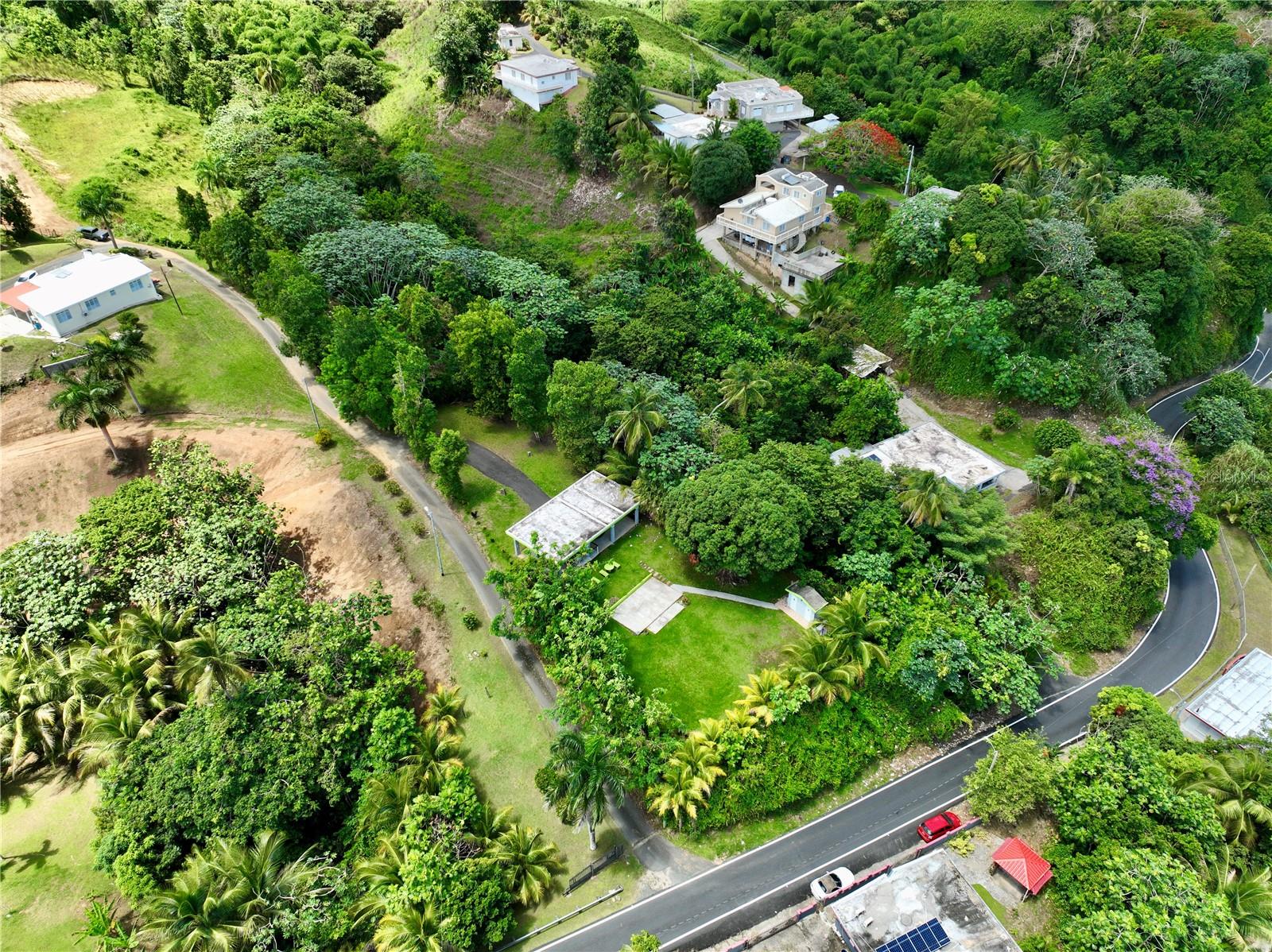 Beautiful land for sale in the Jacanas neighborhood of the Piedra Blanca neighborhood of Yabucoa! Unique opportunity to acquire a 3,758 m2 lot located on Highway 902, km 10.5, in a super-quiet area with great potential. The lot borders a ravine, providing a relaxing environment perfect for building the home of your dreams. It has an open, all-concrete structure that can be divided into a single residence or built on top with electricity and water connections. Take advantage of this opportunity and build your future in a place surrounded by nature.