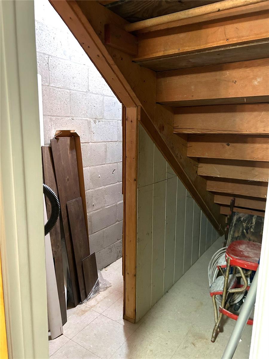 LAKE TARPON ESTATES - Residential Lease