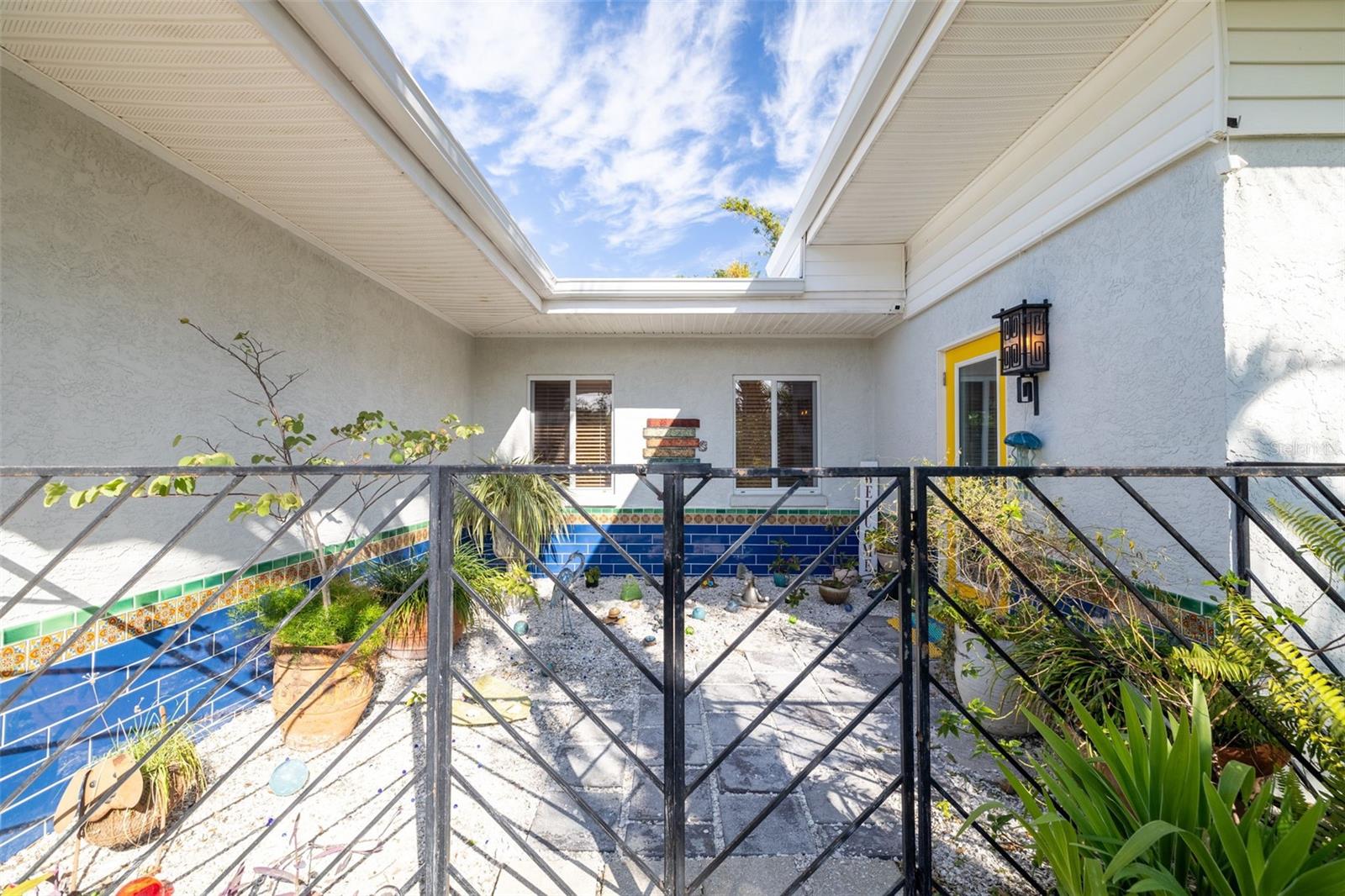 327 HERNANDO AVENUE