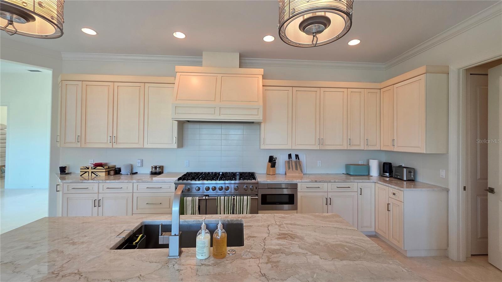 COUNTRY CLUB SHORES - Residential Lease