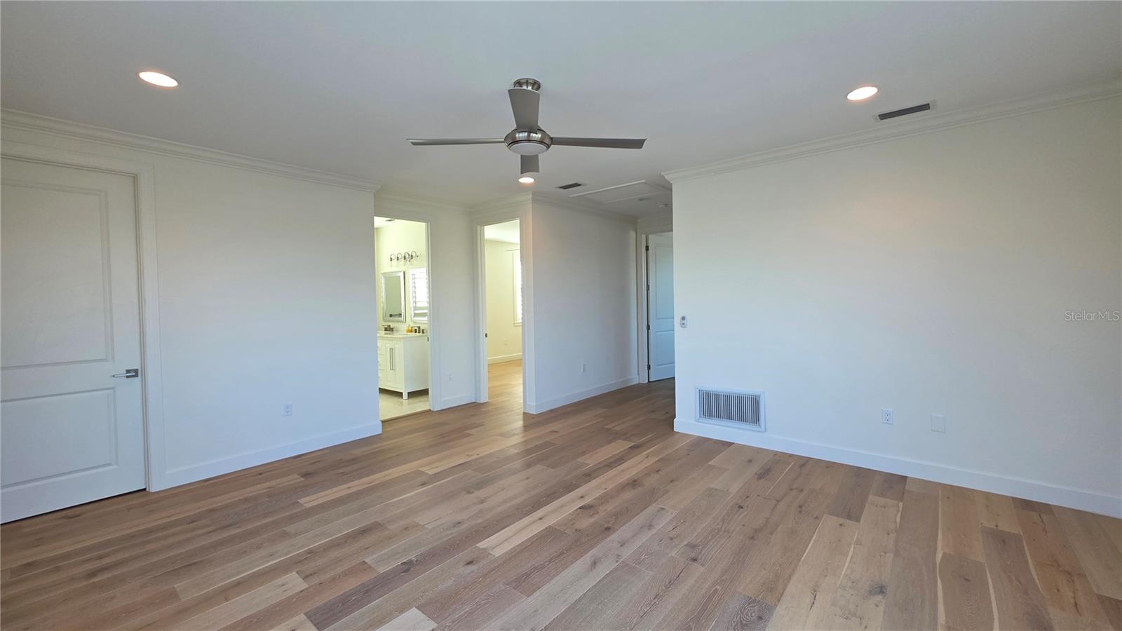 COUNTRY CLUB SHORES - Residential Lease