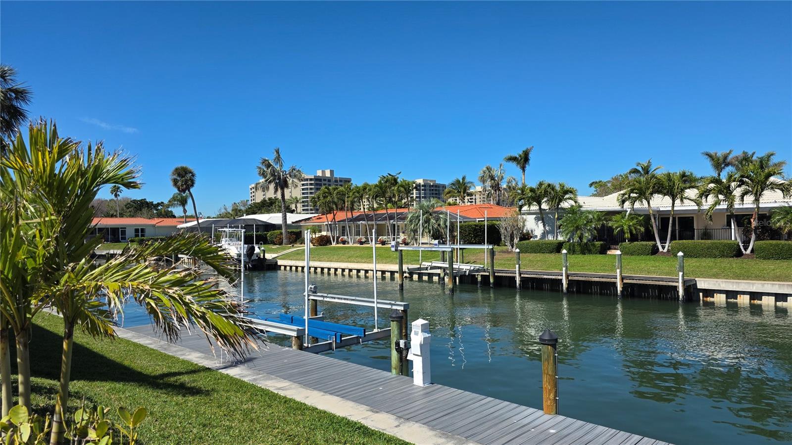 COUNTRY CLUB SHORES - Residential Lease