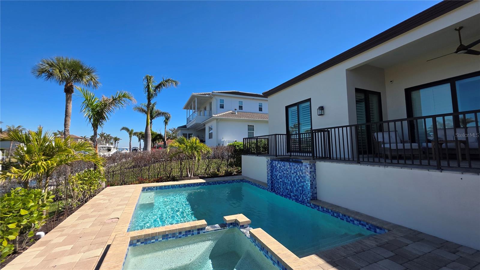 COUNTRY CLUB SHORES - Residential Lease