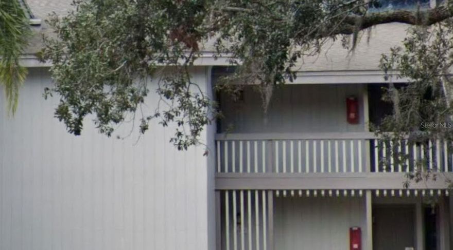 Super cozy studio with a balcony and a high ceiling. Great home or investment opportunity. Enjoy!