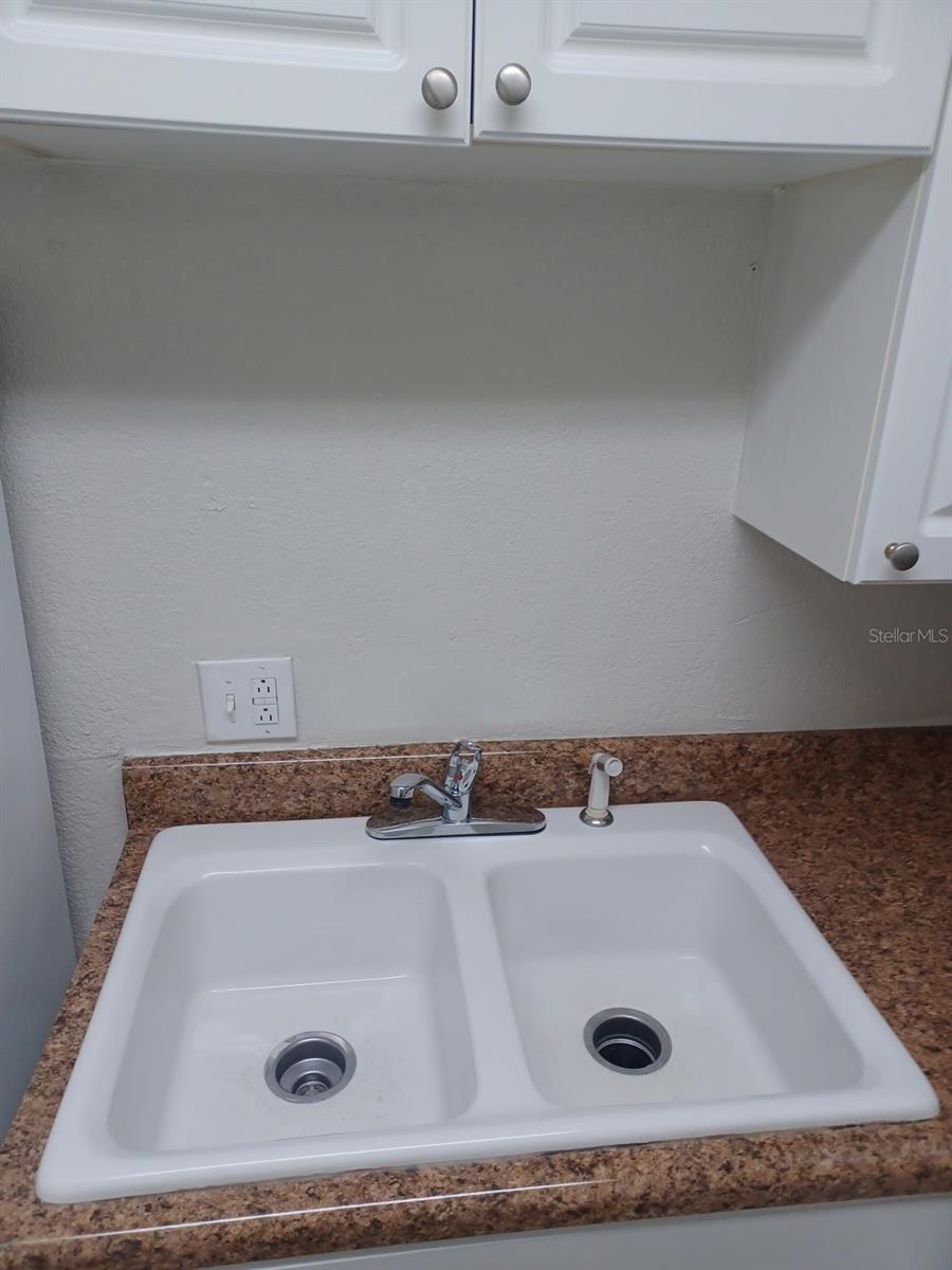 WHISPERING OAKS - Residential Lease