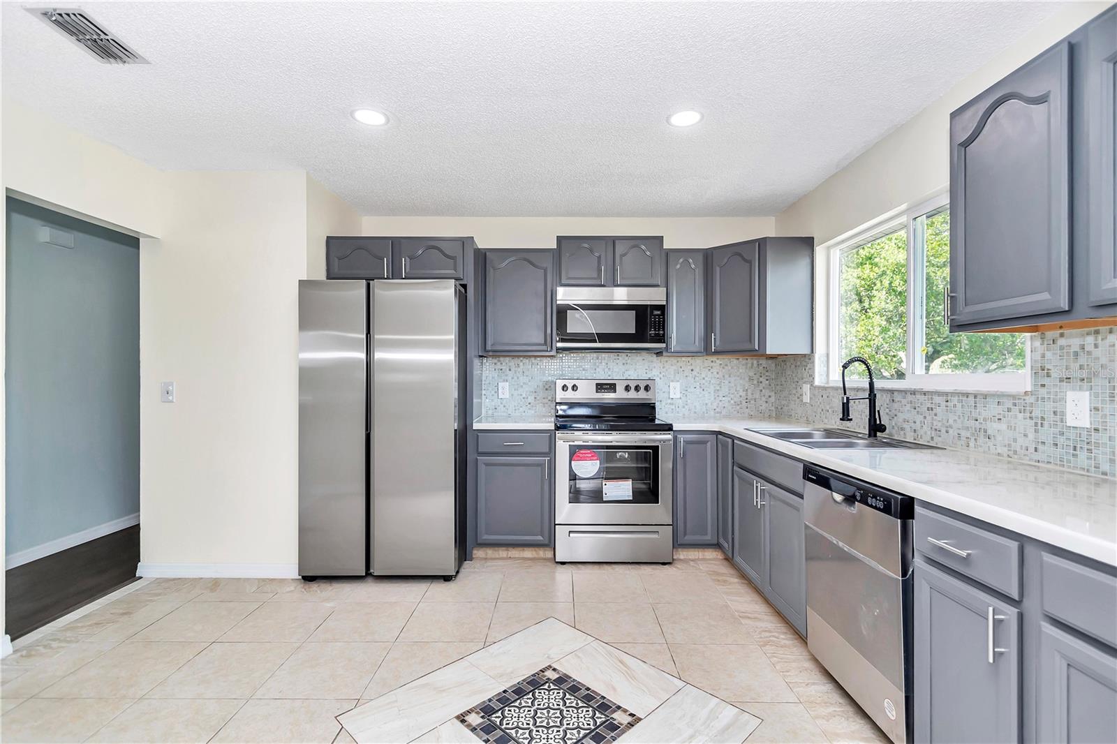 SILVER SPRINGS SHORES - Residential