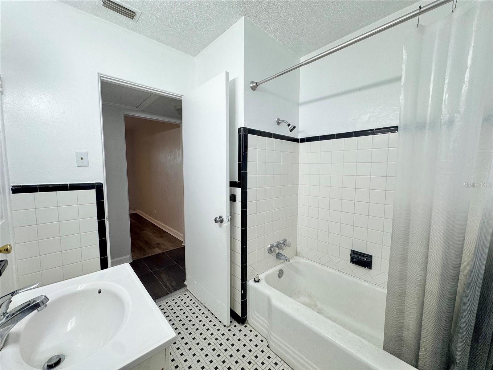 CARLS SUB - Residential Lease