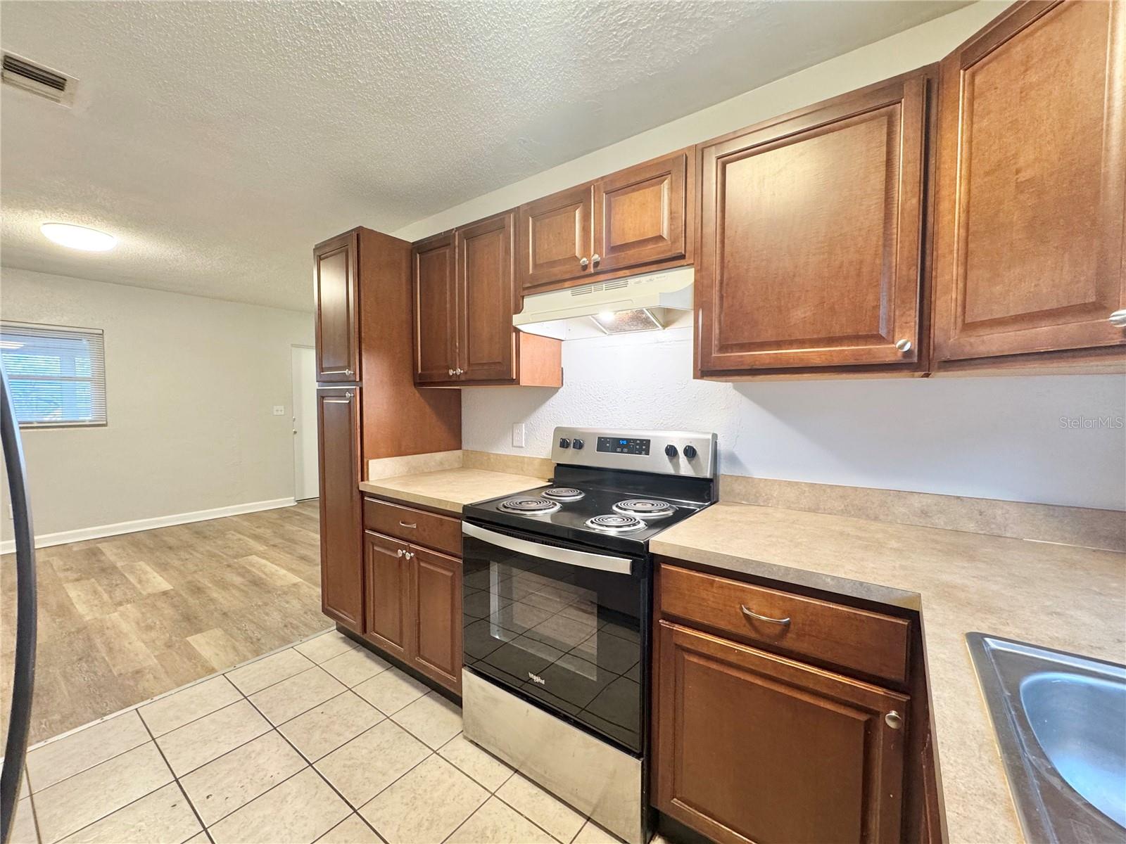 CARLS SUB - Residential Lease