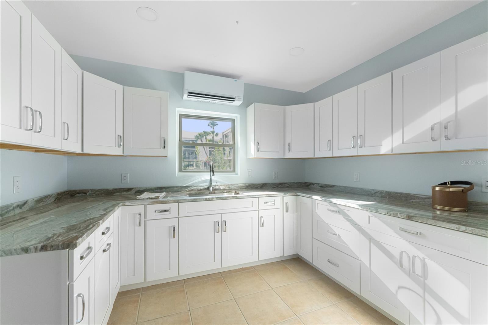 PELICAN LANDING BLDG E - Residential