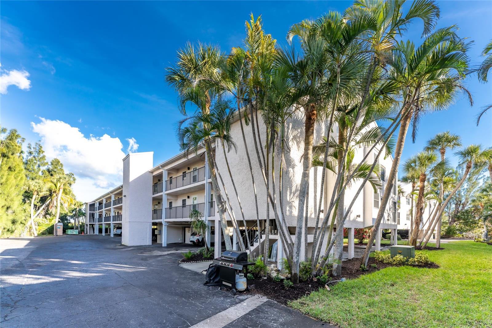 PELICAN LANDING BLDG E - Residential