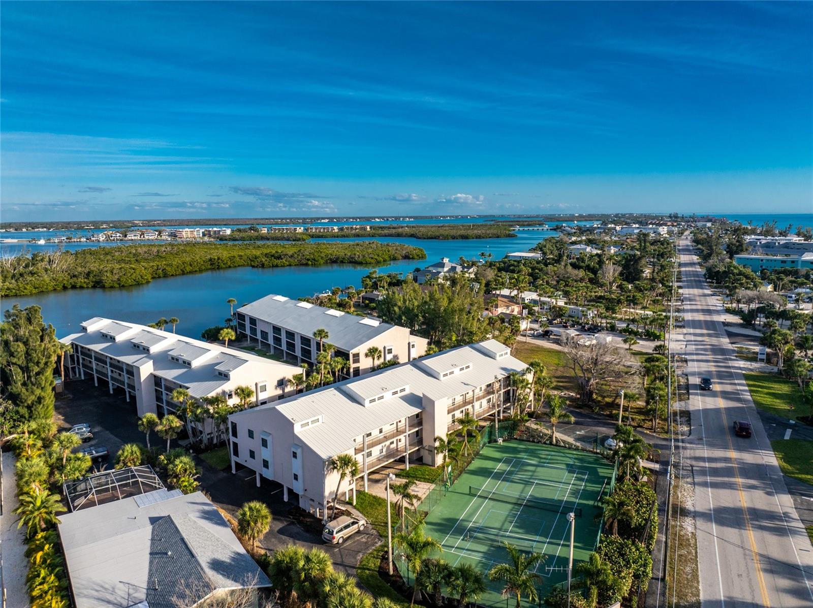 PELICAN LANDING BLDG E - Residential