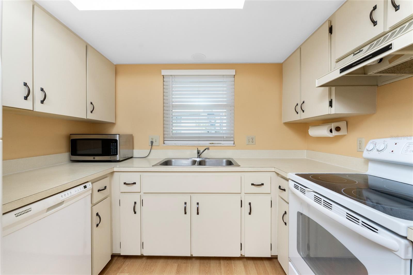 PELICAN LANDING BLDG E - Residential