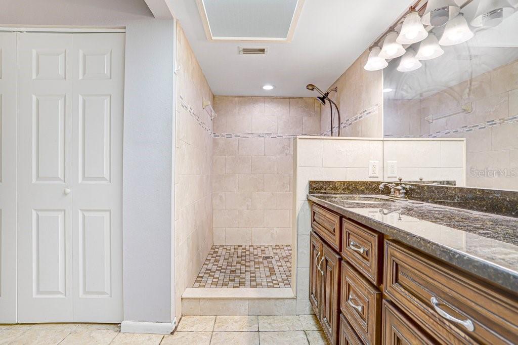 KIMBERLEA CONDO 04 - Residential