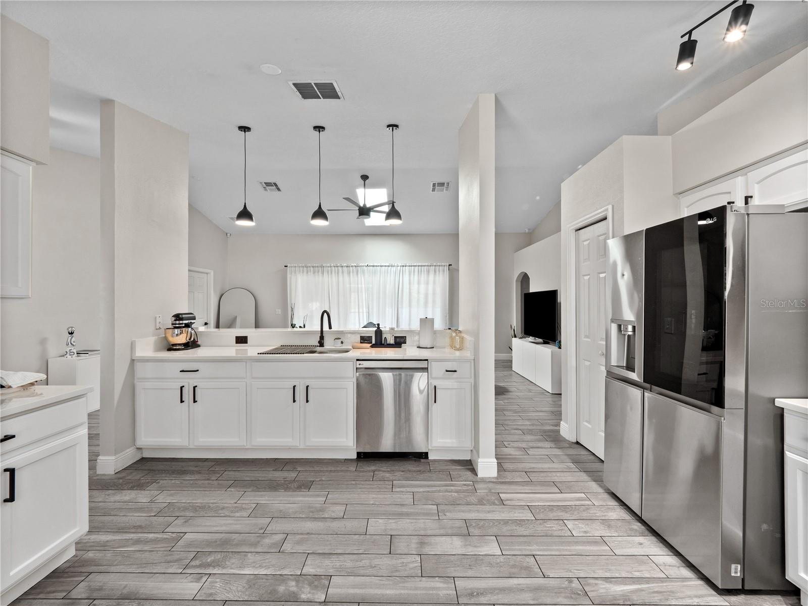 EAST LAKE RESERVE AT NARCOOSSEE UNIT 3 - Residential Lease