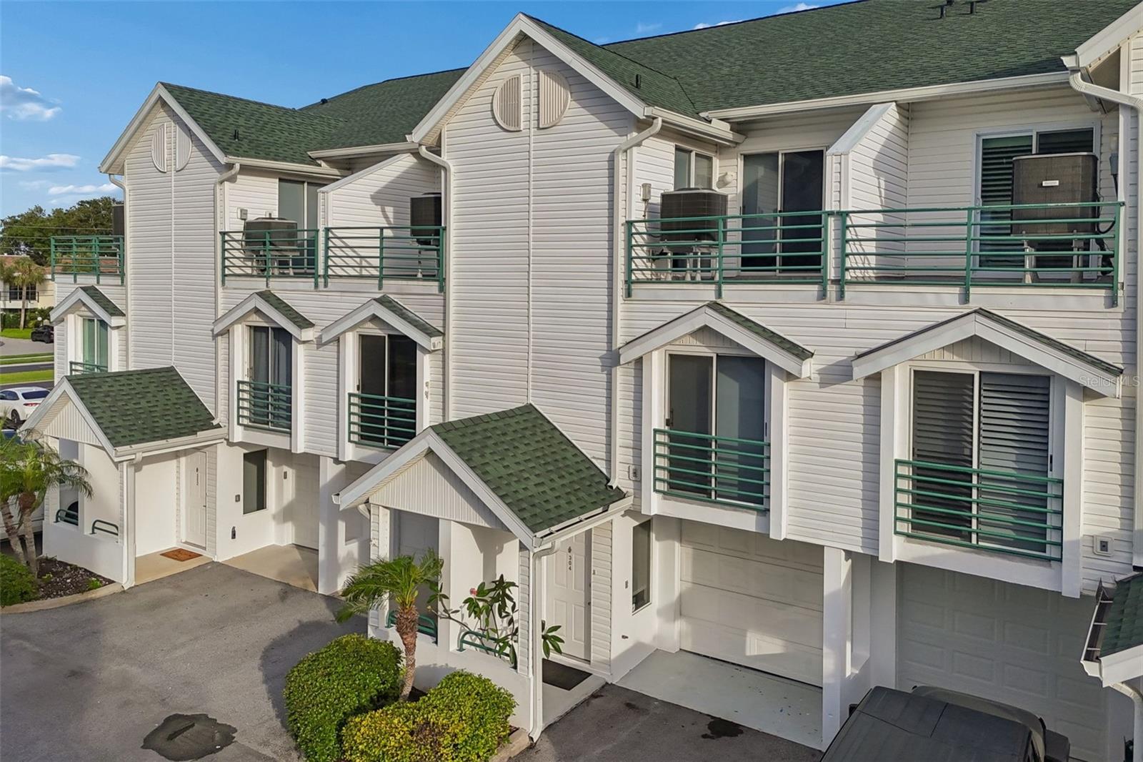 320 ISLAND WAY 304