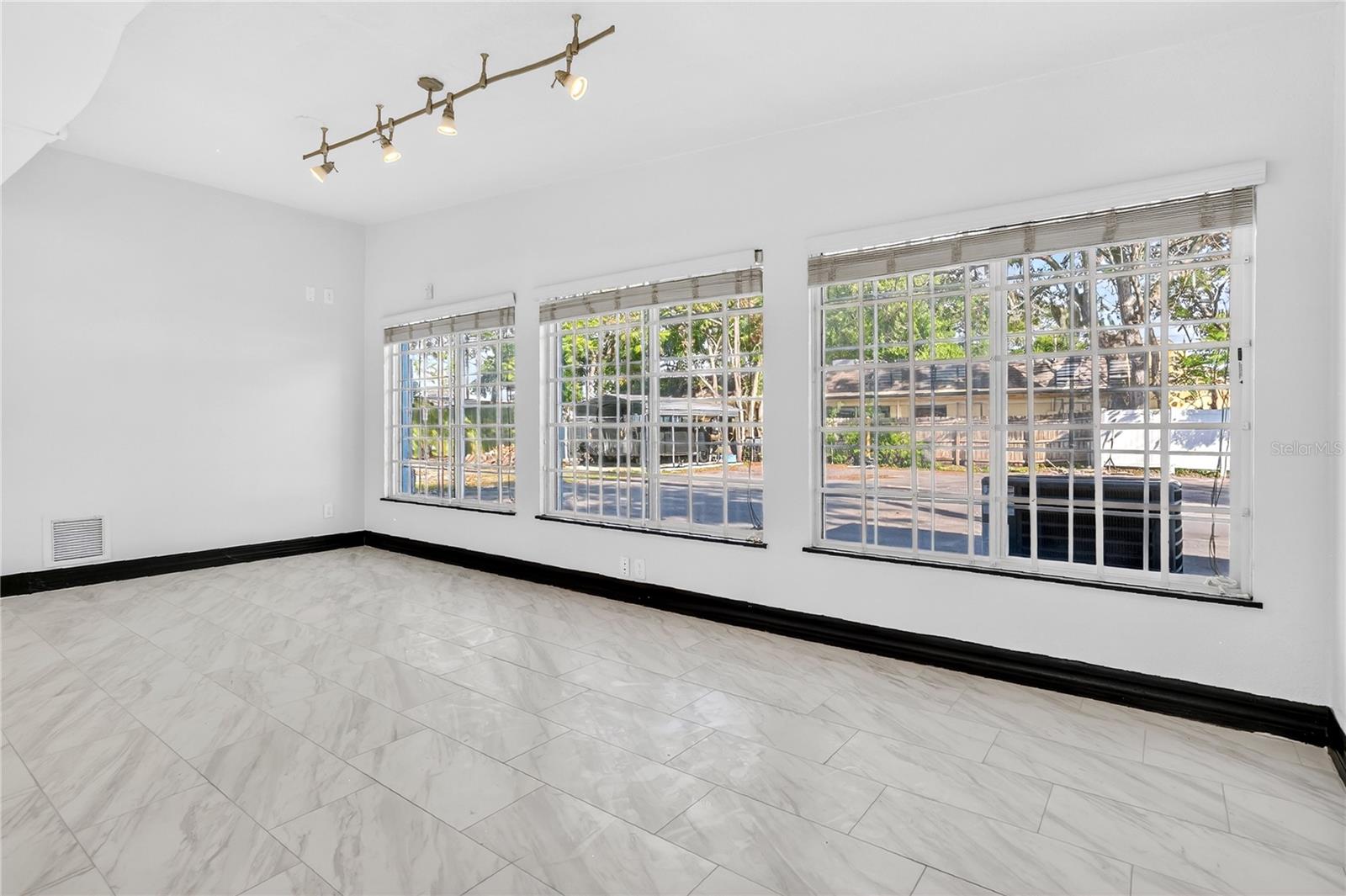 AZALEA PARK SEC 22 - Commercial Lease