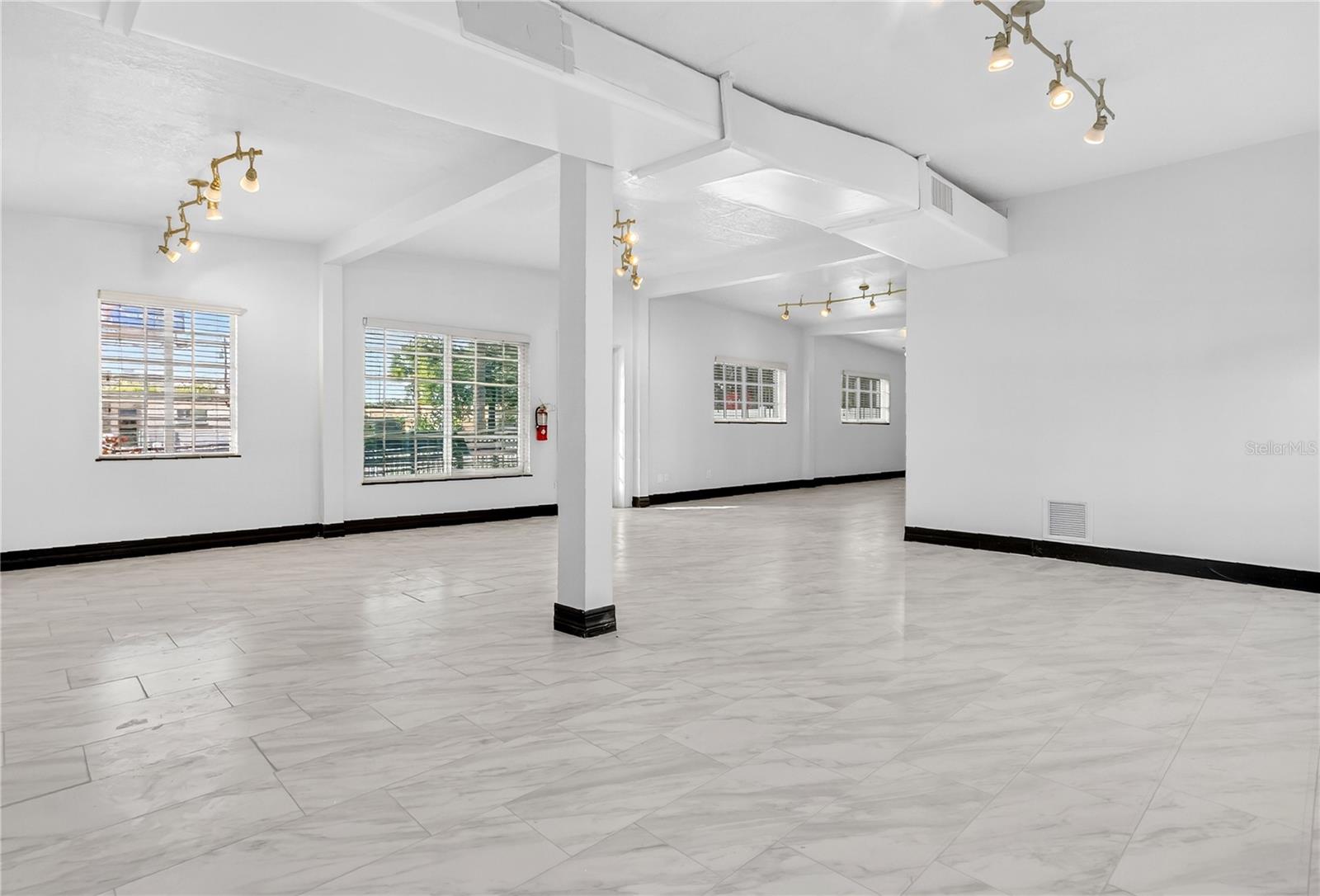 AZALEA PARK SEC 22 - Commercial Lease