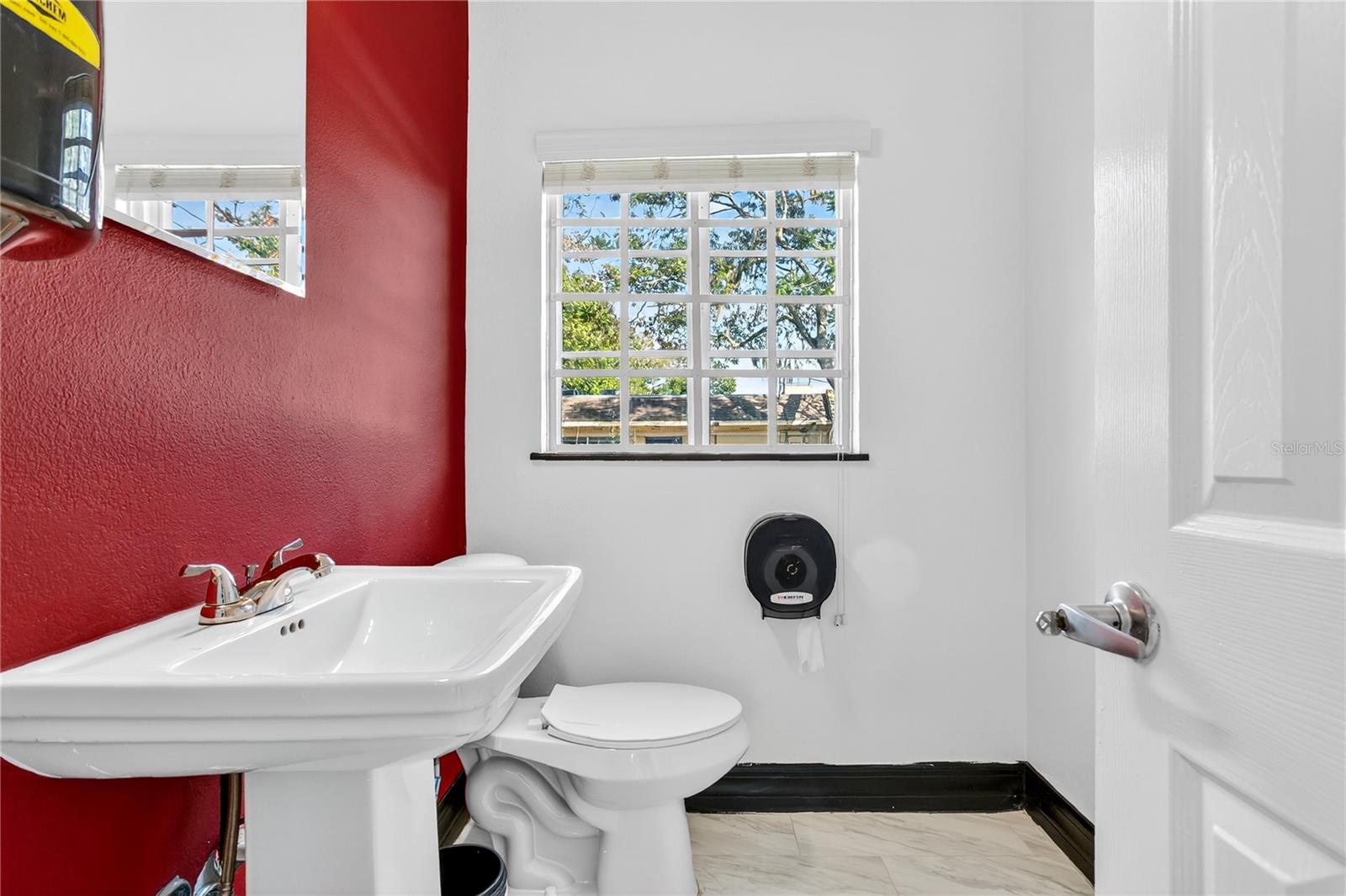 AZALEA PARK SEC 22 - Commercial Lease