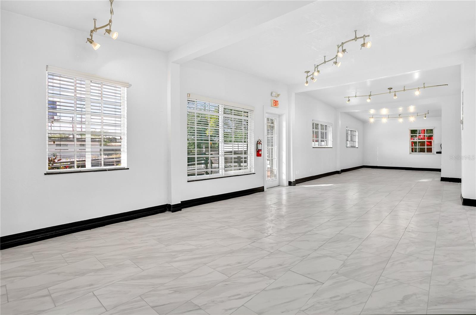 AZALEA PARK SEC 22 - Commercial Lease