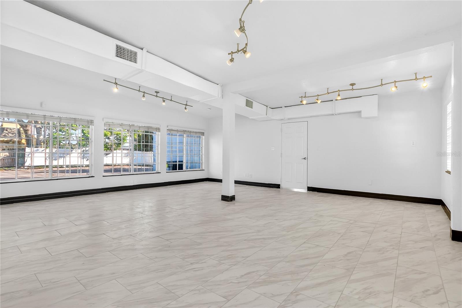 AZALEA PARK SEC 22 - Commercial Lease