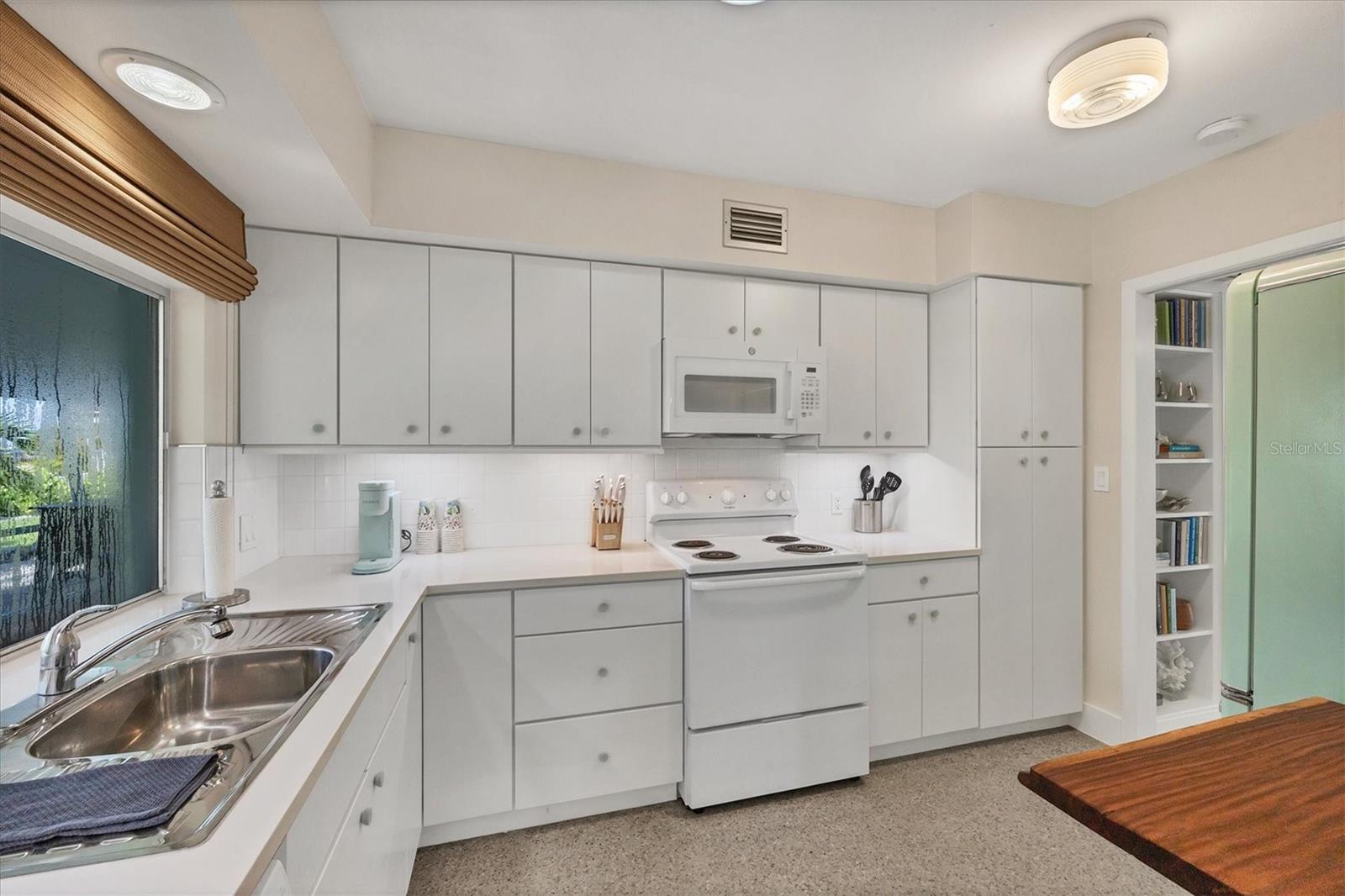 CAPE HAZE RESUB BLK U - Residential Lease