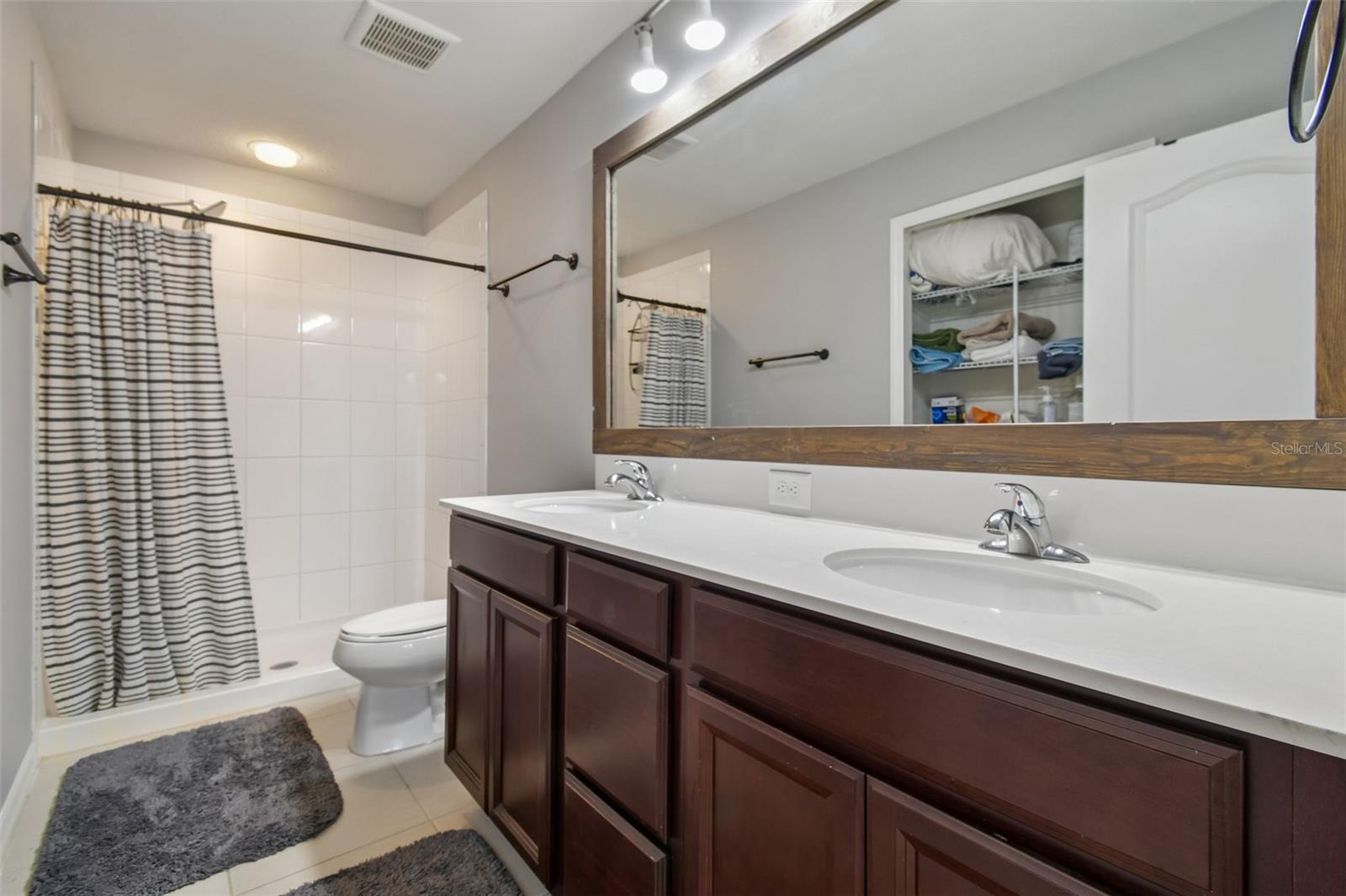 BROADWAY CENTRE TWNHMS - Residential