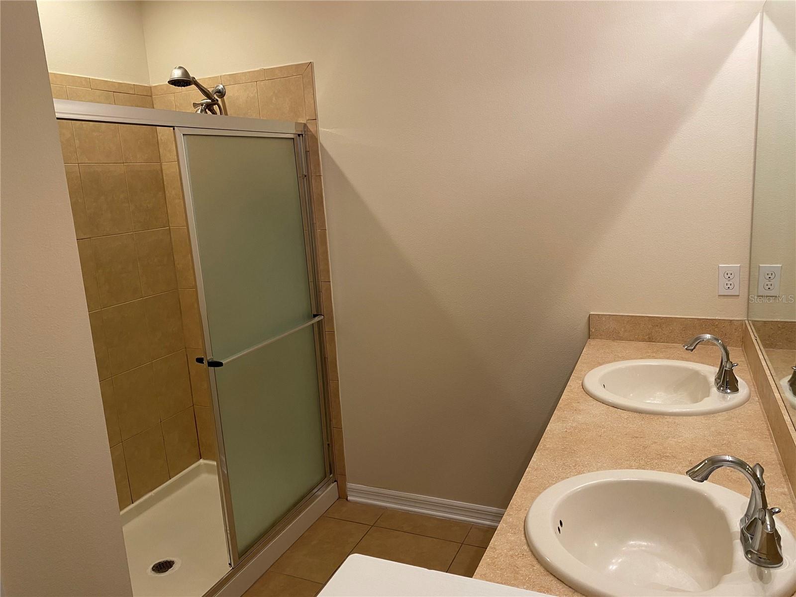 RESERVE/MDW LAKE A-I K M O Q T - Residential Lease