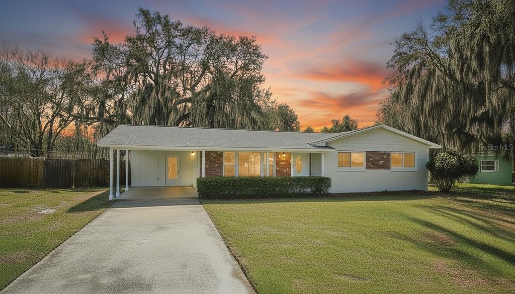 Photo of 1507 N Lake View Avenue, Leesburg, FL 34748 (MLS # O6384106)