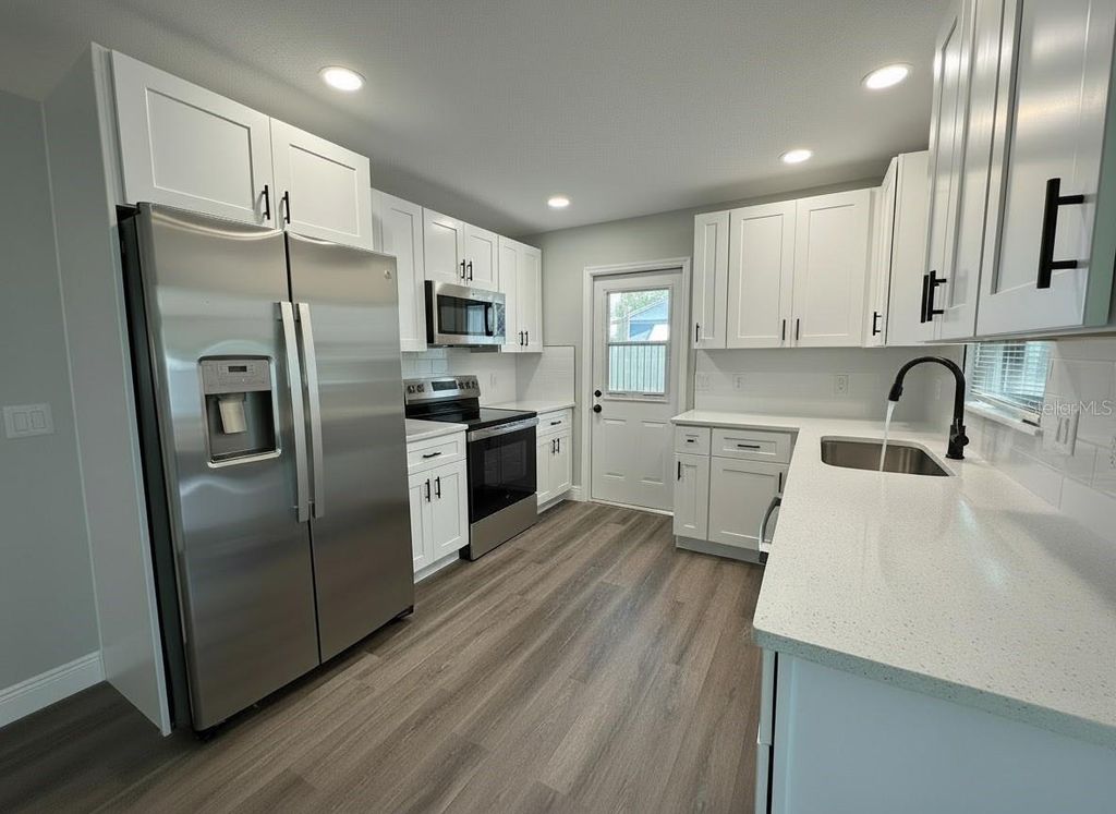 Photo of 1507 N Lake View Avenue, Leesburg, FL 34748 (MLS # O6384106)