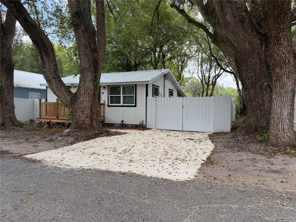 Photo of 12345 SE 135th Terrace, Ocklawaha, FL 32179 (MLS # OM721737)
