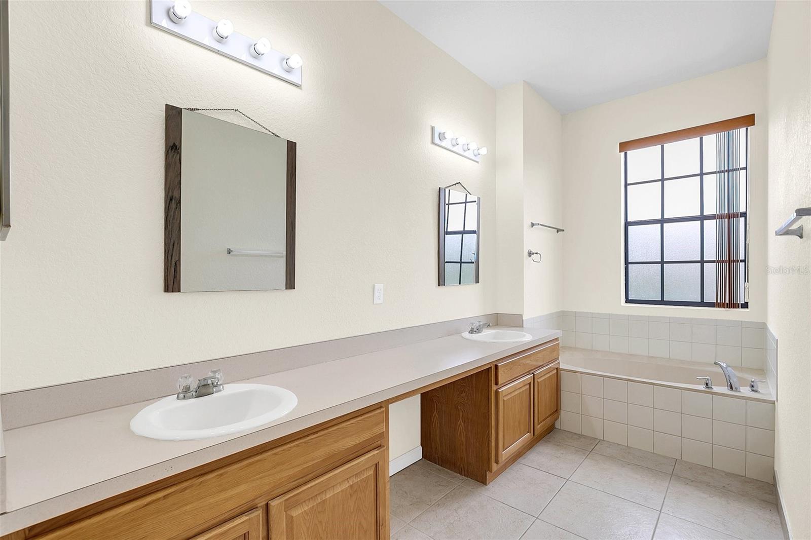 PORTOFINO MDWS - Residential Lease