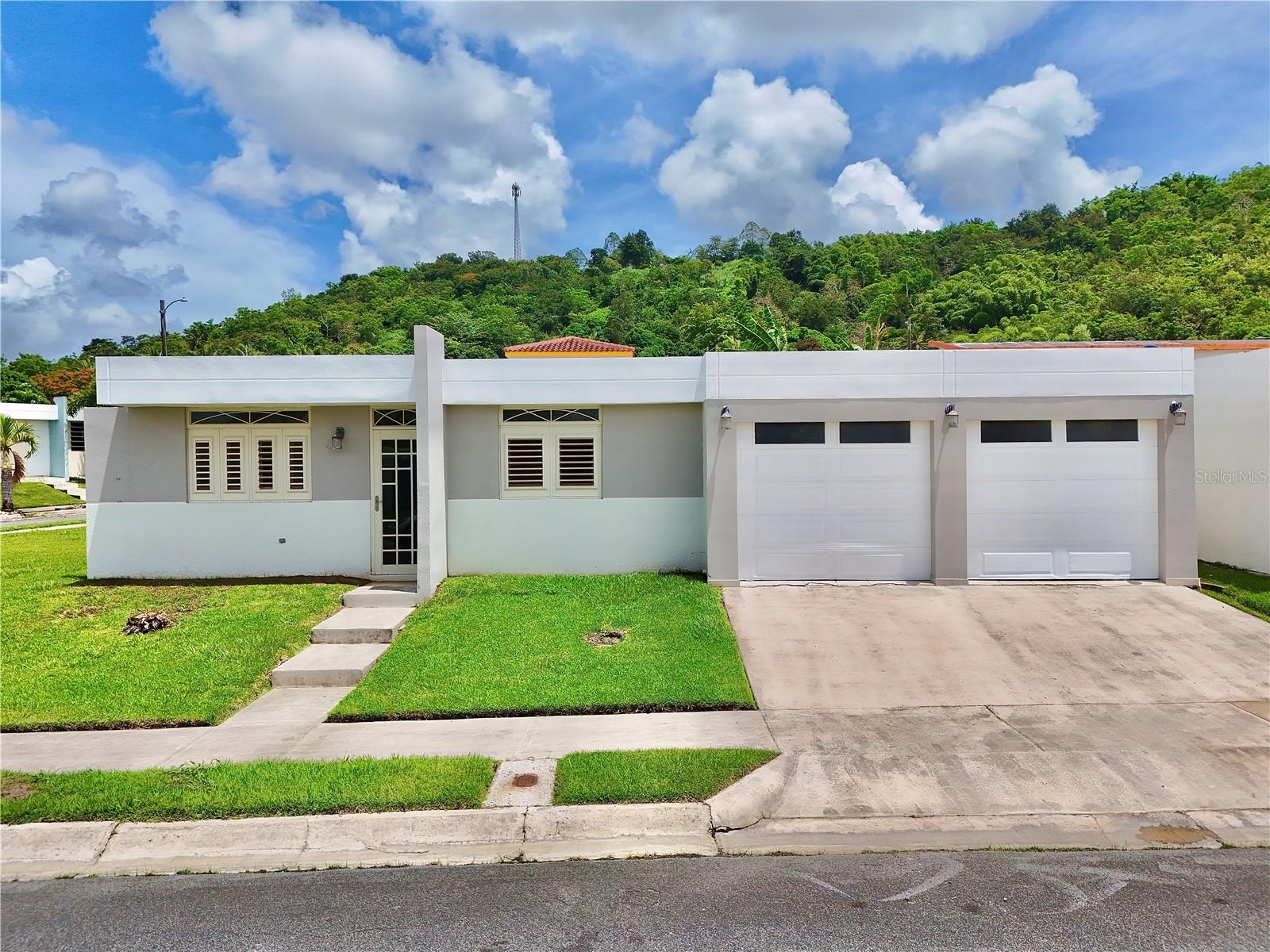 The monthly rent will include the HOA fee and maintenance of the landscaping. The property has A/C in two bedrooms and a cozy enclosed terrace, perfect for relaxing or spending time with the family. The complex also offers excellent amenities such as a pool and basketball court. Its location is ideal, just minutes from the Juncos Mall, supermarkets, restaurants, and the area's main factories, making it an excellent option for both families and professionals. Rent: $1,600/month