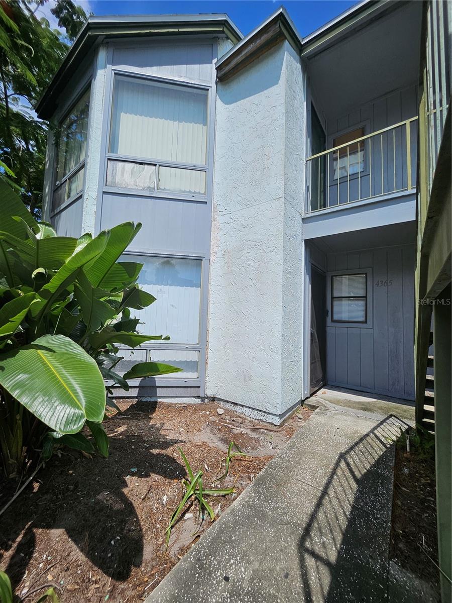 Move in ready 1st floor unit with easy access to shopping, commute and business.
