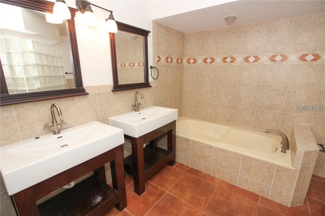 STONEWOOD MANORHOMES - Residential