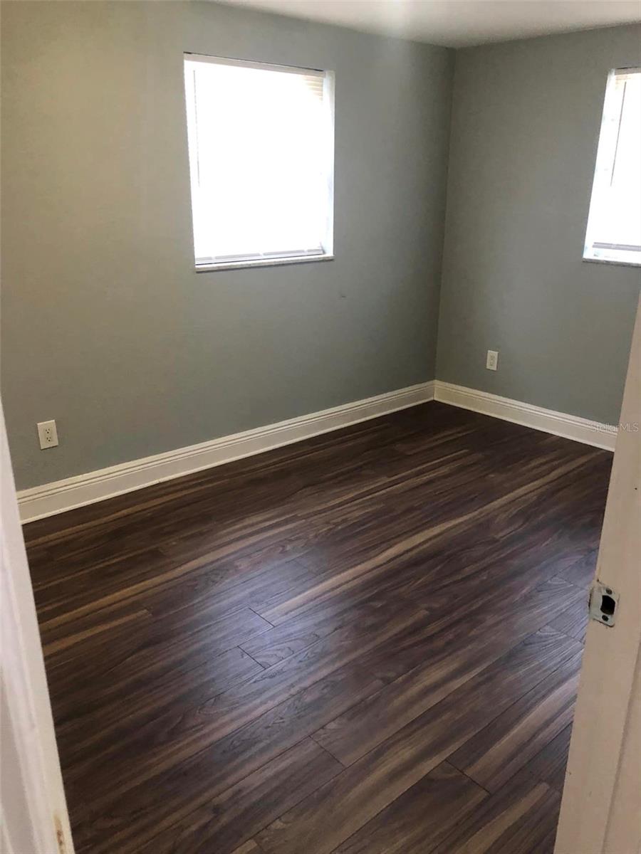 GORNTO LAKE APTS - Residential