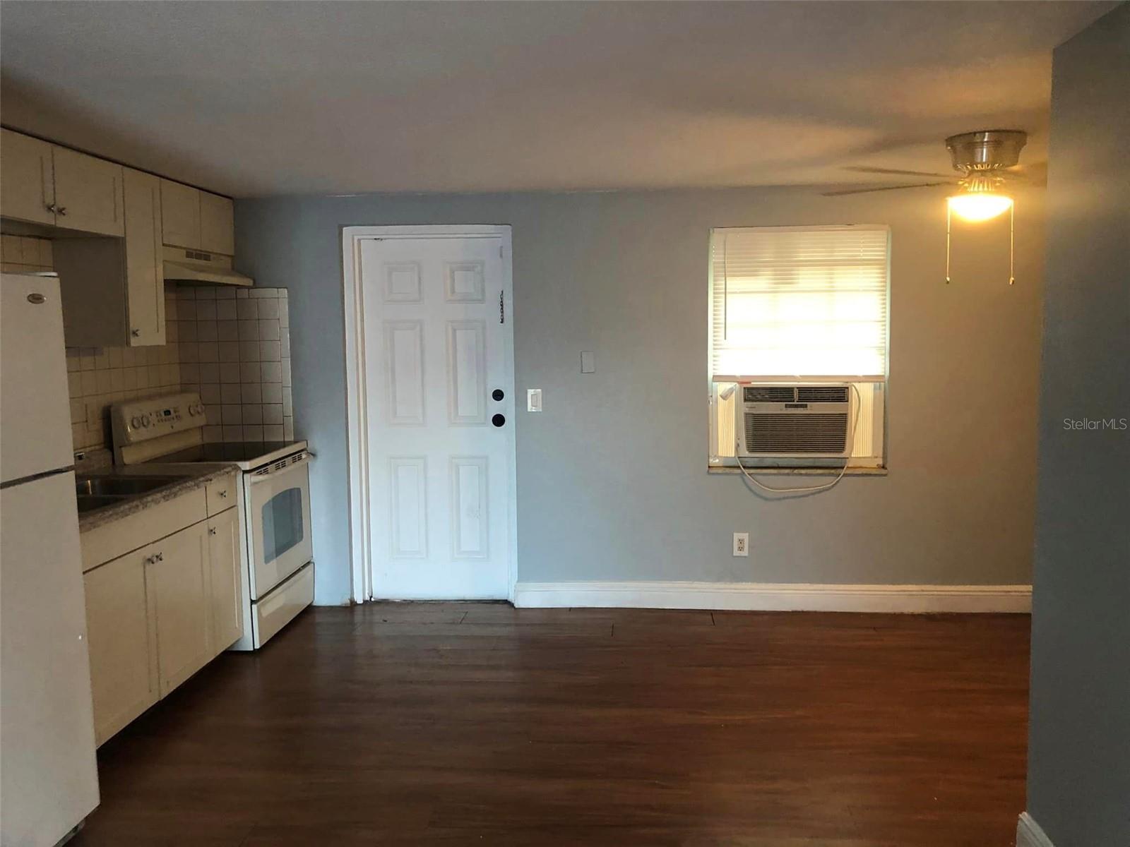 GORNTO LAKE APTS - Residential