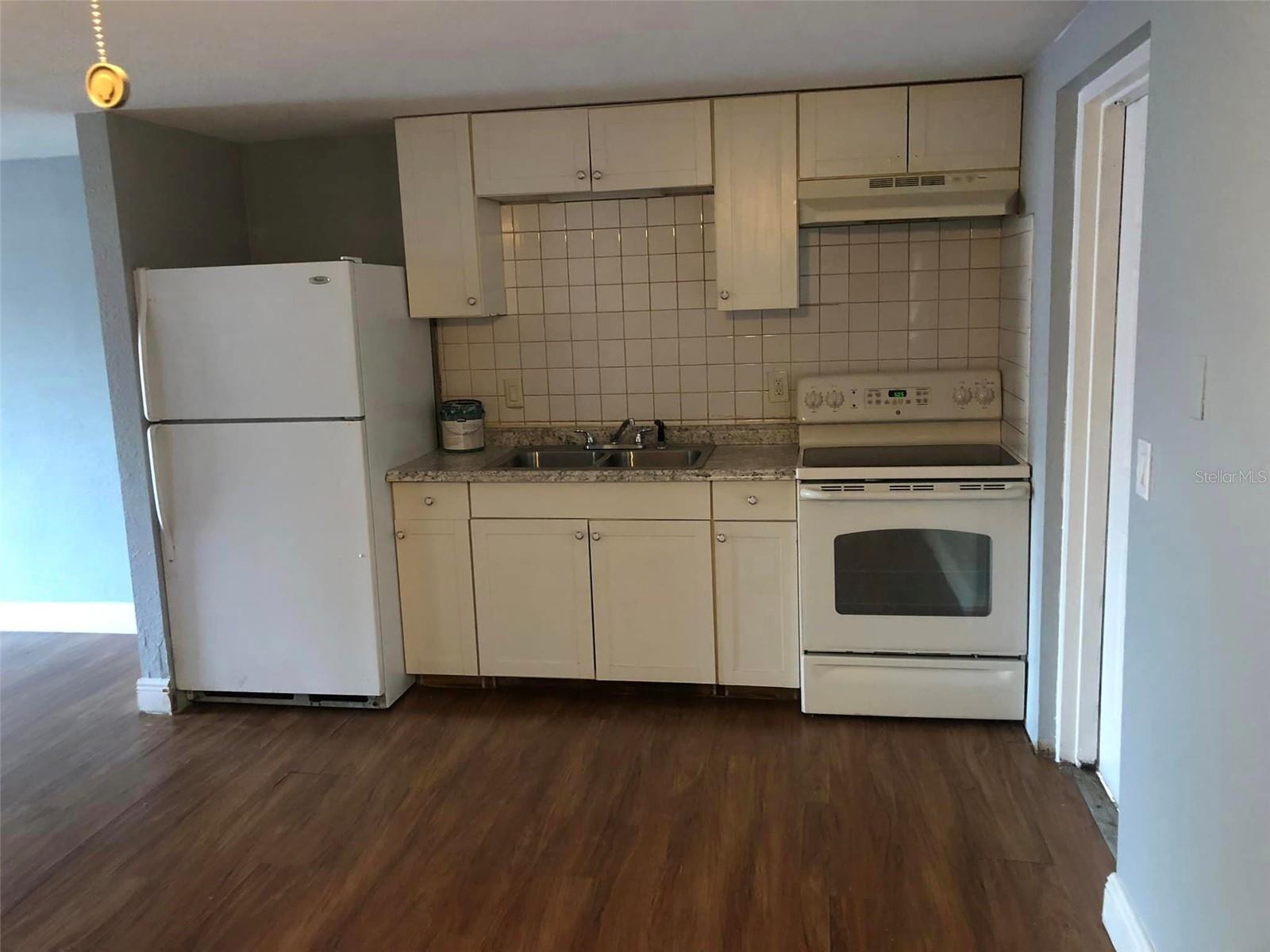 GORNTO LAKE APTS - Residential