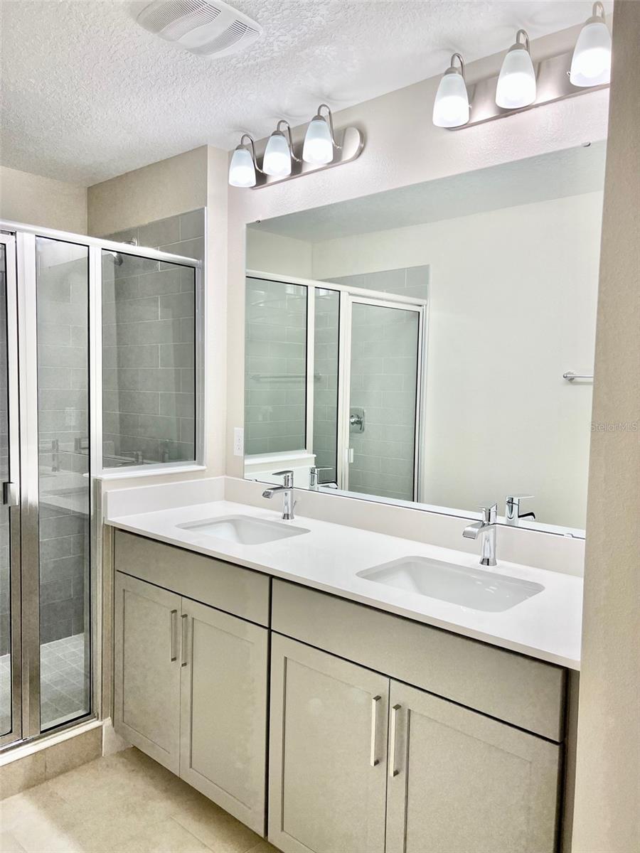 TOWNHOMES AT RIVERS EDGE - Residential Lease