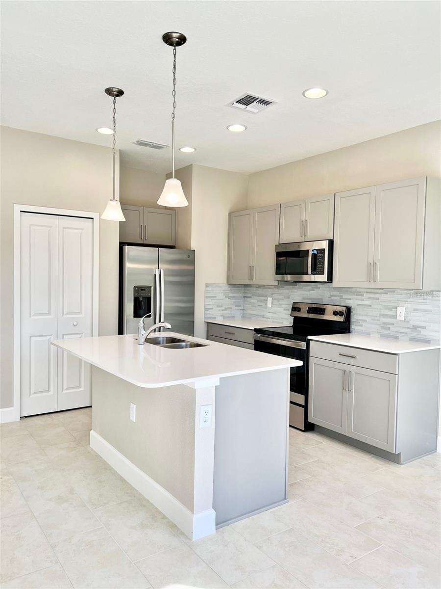 TOWNHOMES AT RIVERS EDGE - Residential Lease