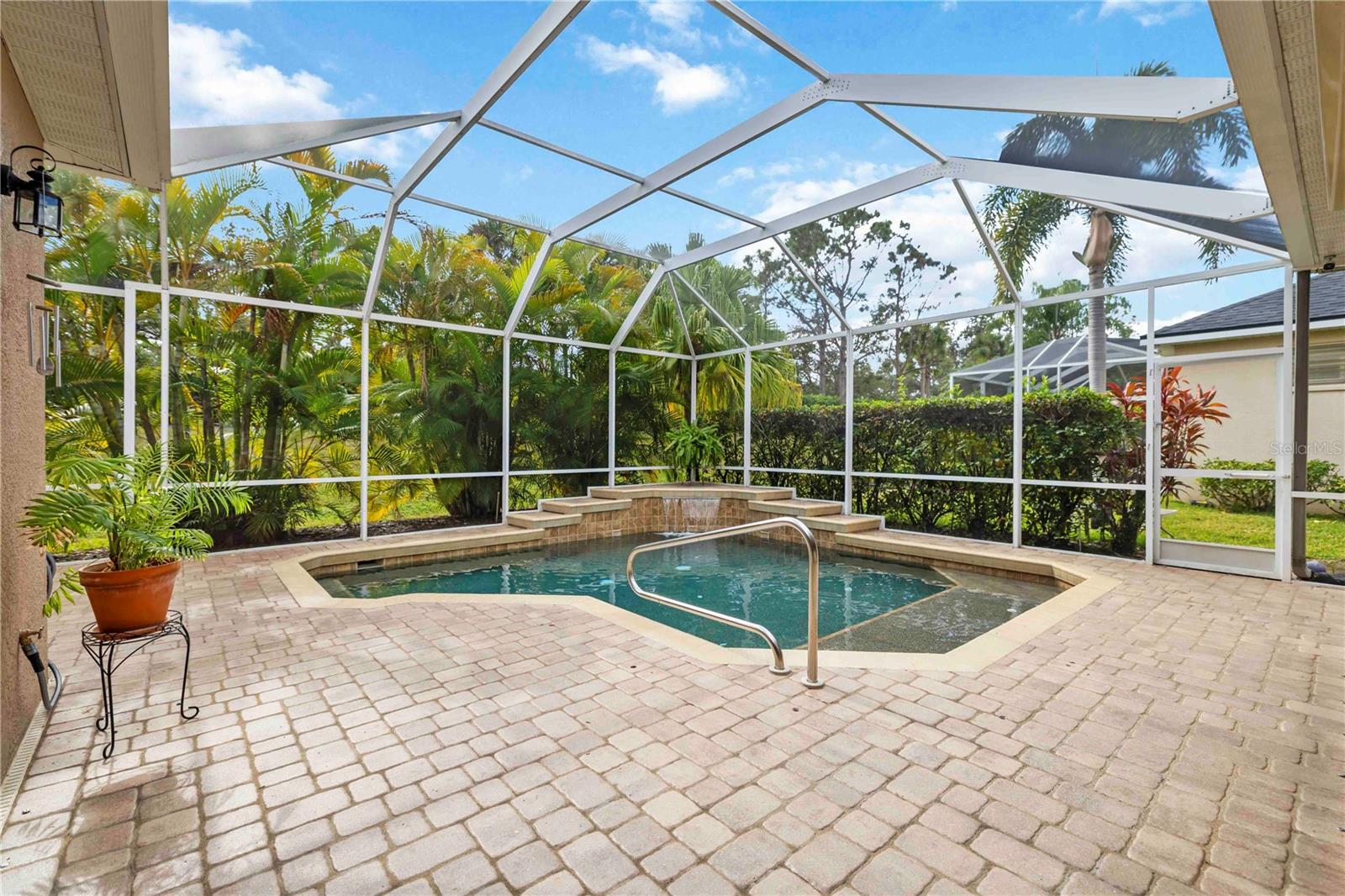 UNIVERSITY PLACE - Residential