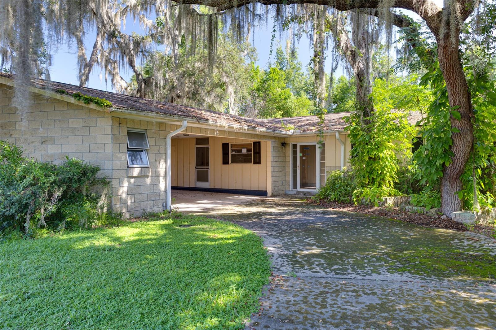 Come check out this 1447 SFL 2/2 with a large carport, Huge Screened room & workshop/shed. These large rooms make the house feel much larger. Large kitchen with plenty of storage & cabinets. Enjoy your private back yard.
