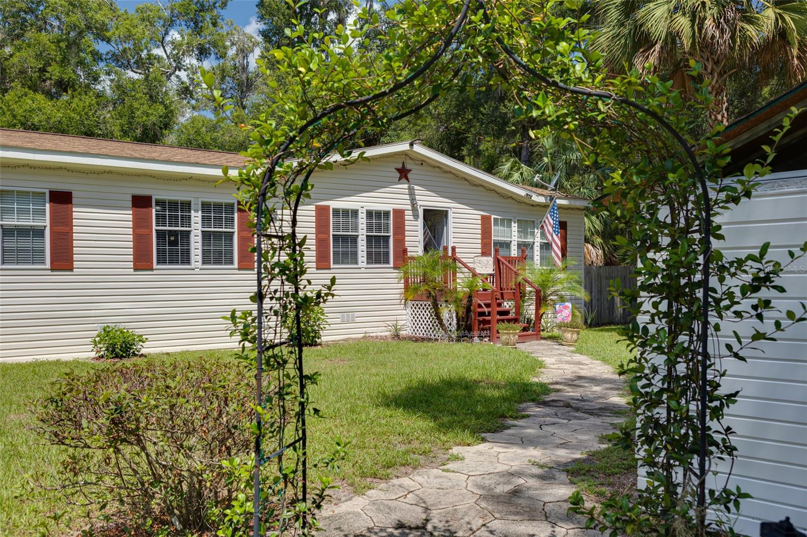TOWERING OAKS - Residential