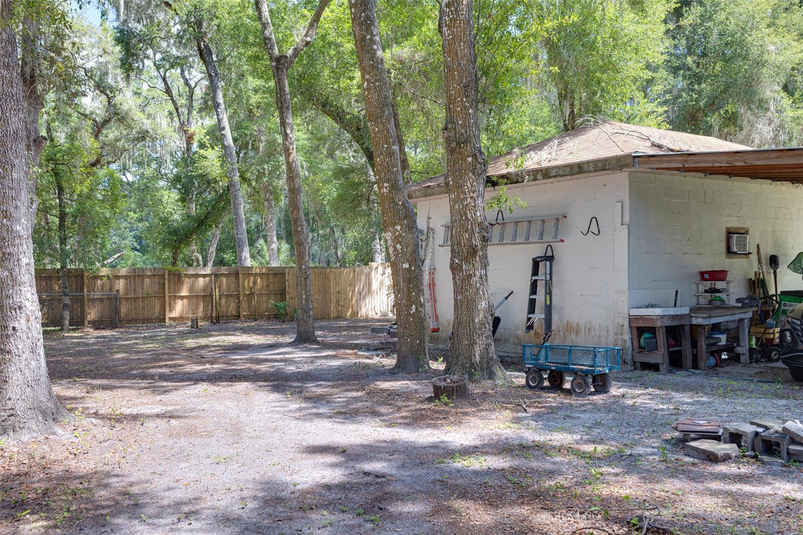 TOWERING OAKS - Residential