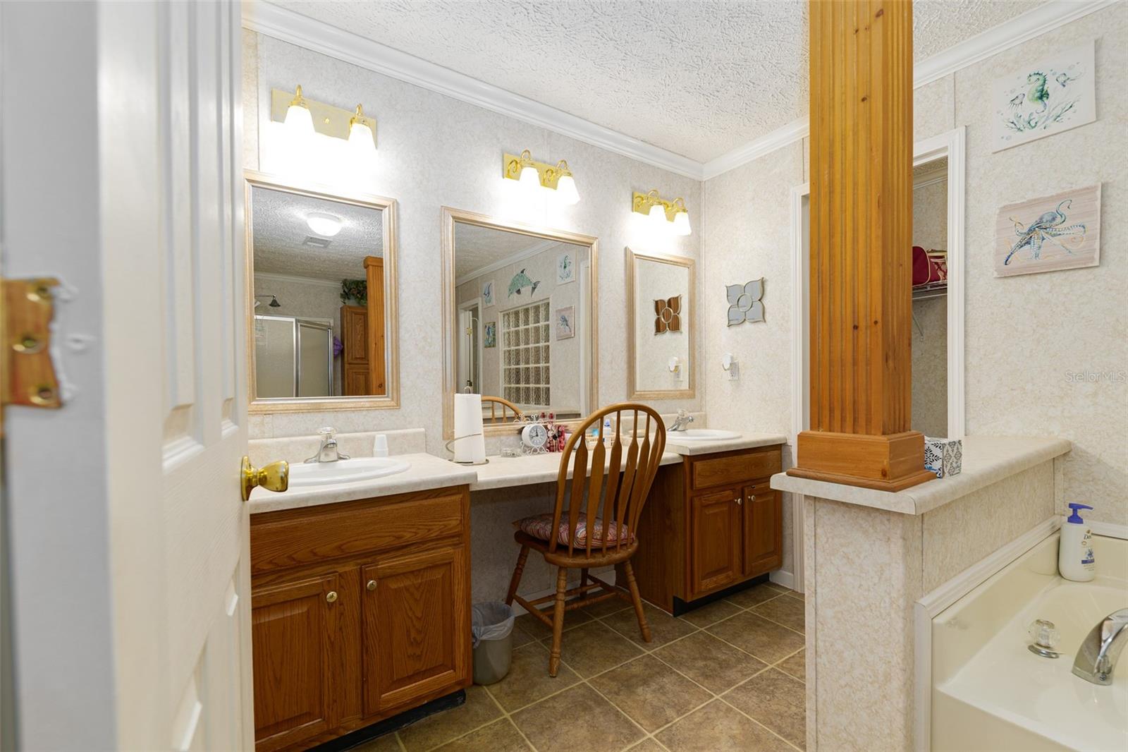 TOWERING OAKS - Residential