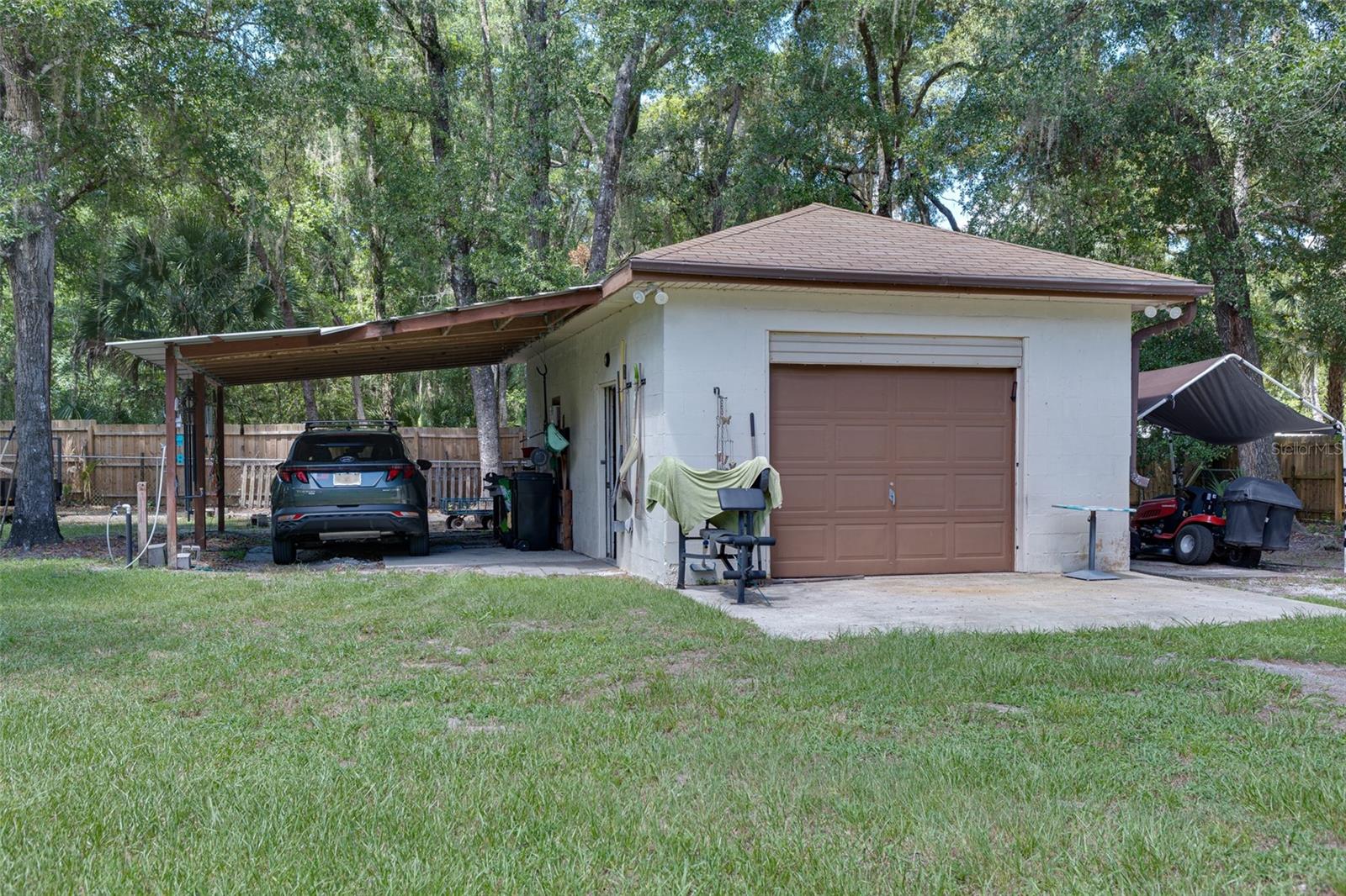 TOWERING OAKS - Residential