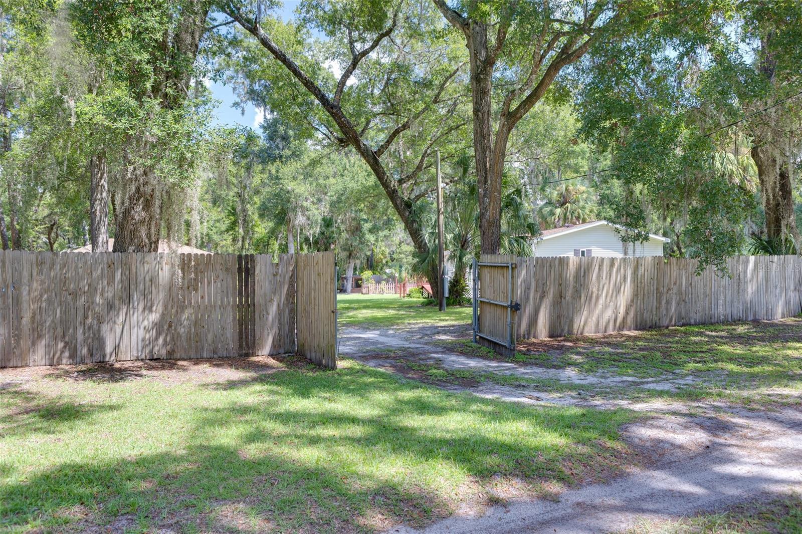 TOWERING OAKS - Residential